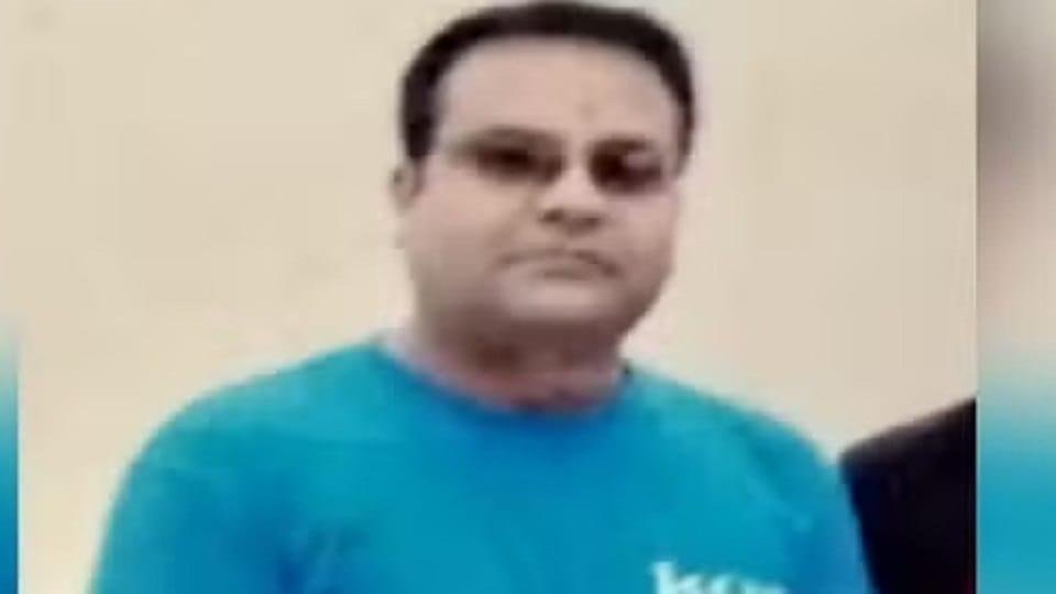 Painful end of love marriage: Drunken husband hit him on the head 20 times with a hammer, cut his throat