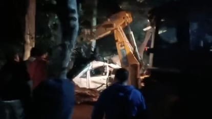 Major accident in Pilibhit, car collided with a tree and fell into a ditch; Five people died