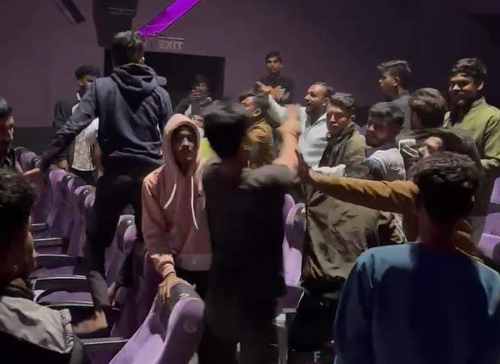 सिनेमा हॉल में दो गुटों में जमकर चले लात-घूंसे।