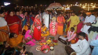 Siya Piya Milan Maha Mahotsav Kashi baraatis Mithila gharaatis grand welcome shower of flowers