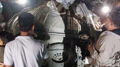 Major accident in Pilibhit, car collided with a tree and fell into a ditch; Five people died