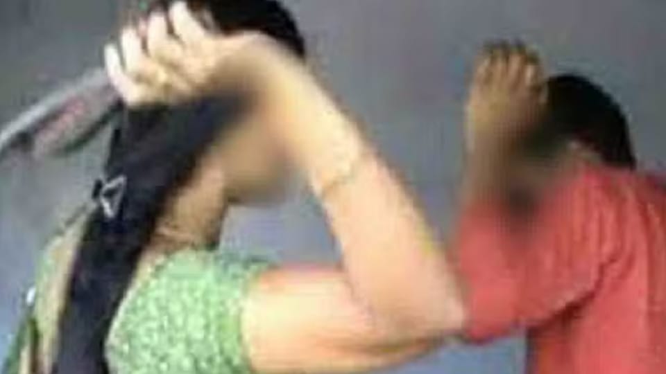 When the husband heard the recording of the mobile, the wife beat him with tongs