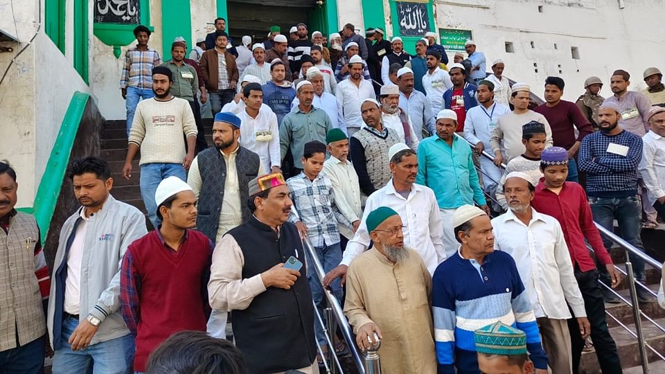 Sambhal violence: Friday prayers were held in Jama Masjid under police surveillance, 1500 people attended