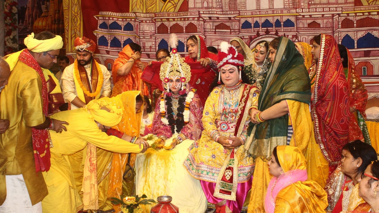Siya Piya Milan Maha Mahotsav Kashi baraatis Mithila gharaatis grand welcome shower of flowers