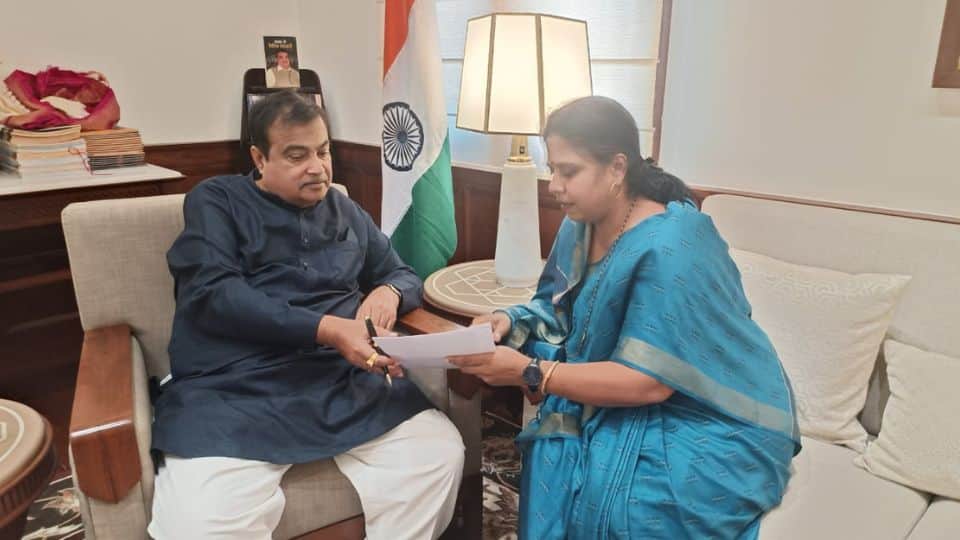 Mahasamund MP Roopkumari Chaudhary met Minister Nitin Gadkari