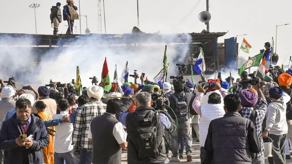 Kisan Andolan Two and a half hour clash in Shambhu tear gas and pepper spray fired on farmers