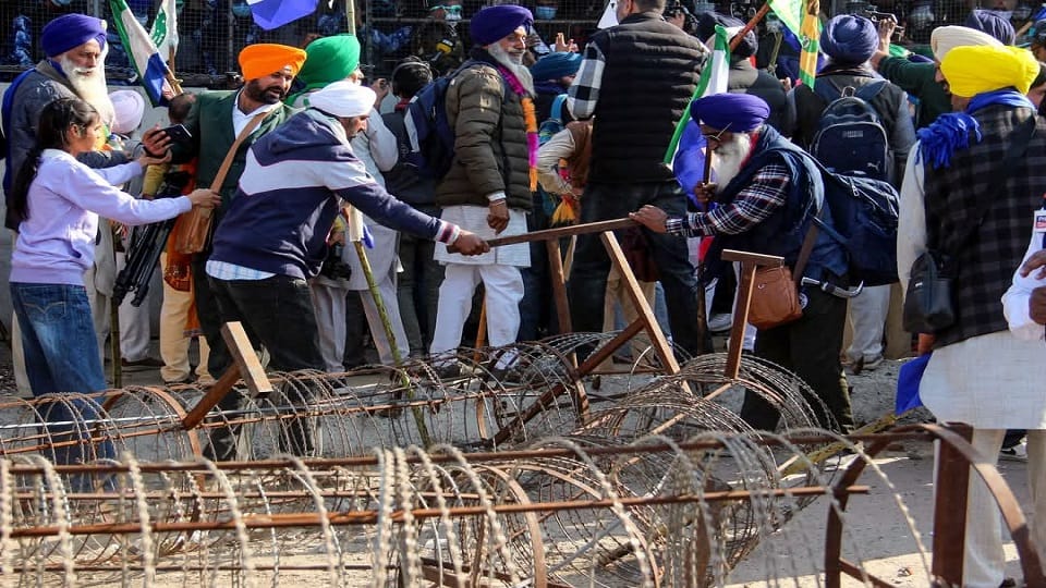 Kisan Andolan Two and a half hour clash in Shambhu tear gas and pepper spray fired on farmers