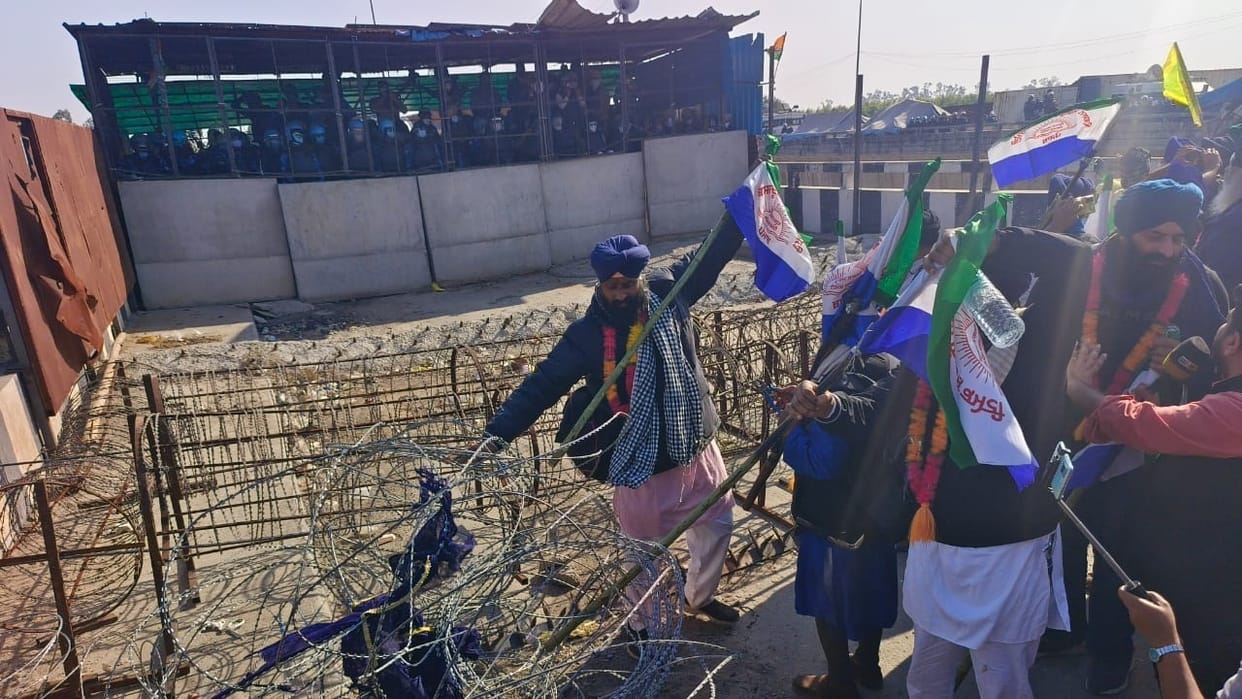 Farmers march to Delhi, Attempt to uproot barricades and barbed wires at Shambhu border