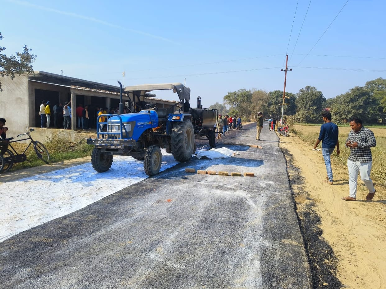 Sultanpur: Laborer buried under road roller during road construction, dies painfully.