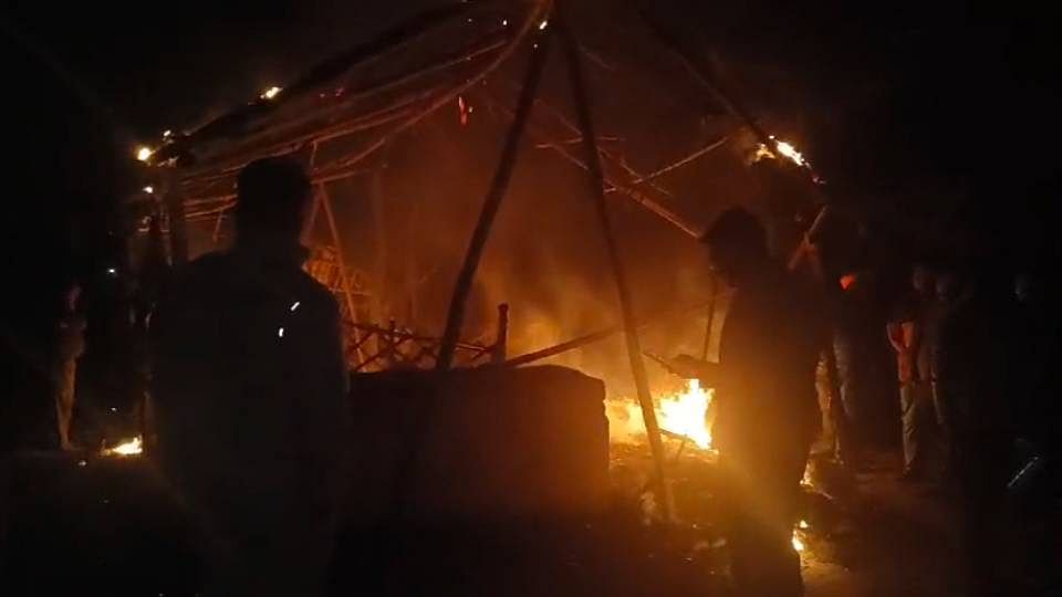 altercation between two parties goons set Dhaba on fire In Barabanki five people were injured