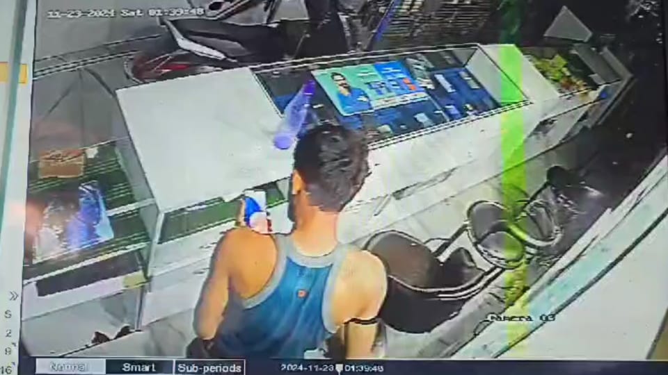 Rudrapur Crime News Miscreants Entered shop by cutting wall stole mobiles incident captured in CCTV
