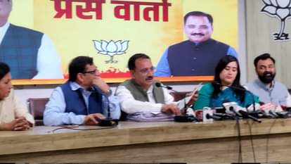 दिल्ली भाजपा अध्यक्ष वीरेंद्र सचदेवा और सांसद बांसुरी स्वराज