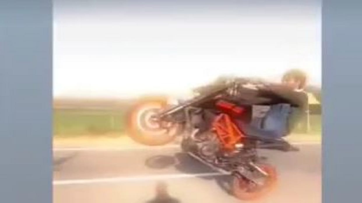 man doing stunts on bike video goes viral in Shahjahanpur