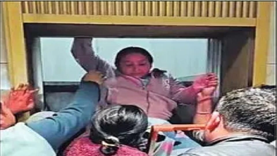 Noida: Couple stuck for an hour in lift of Sector-144