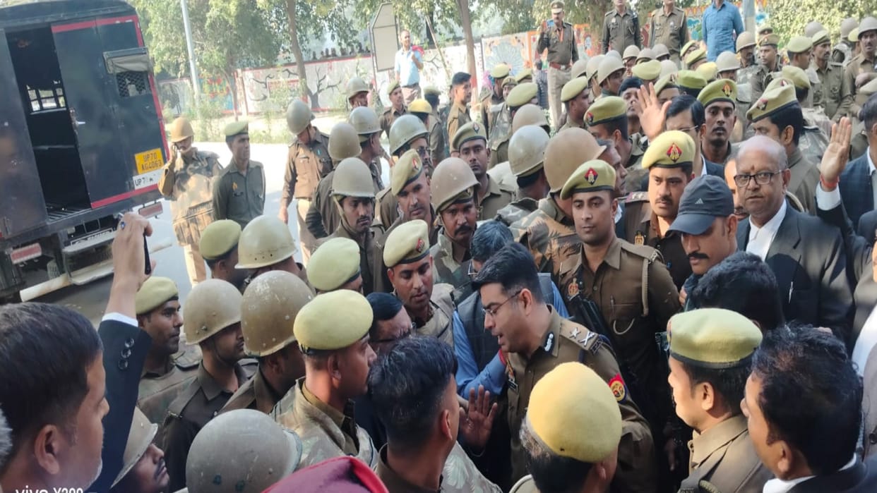 Lawyers angry over non-arrest of advocate's killers, adamant on meeting CM Yogi