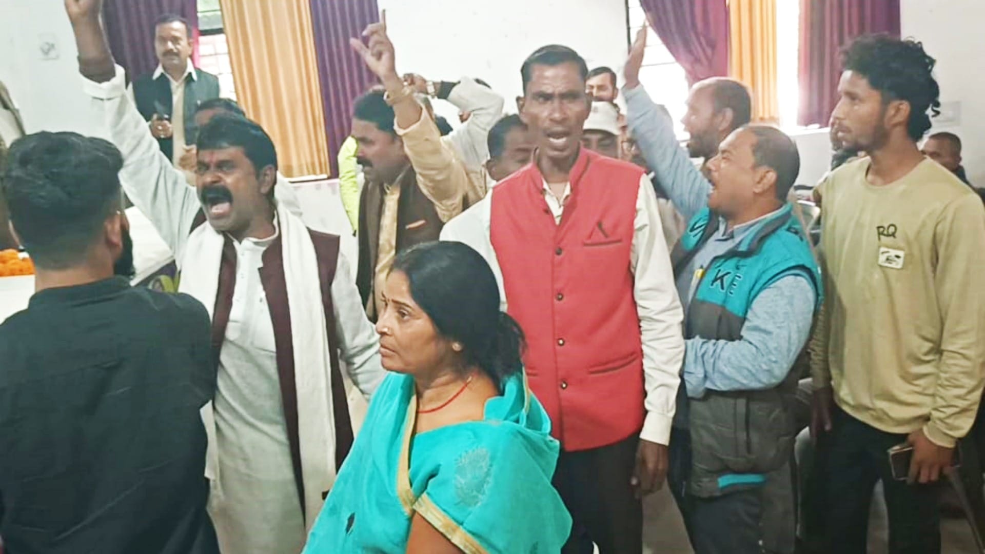 Aurangabad News: Workers created ruckus in meeting over inclusion of former Zilla Parishad President in LJPR