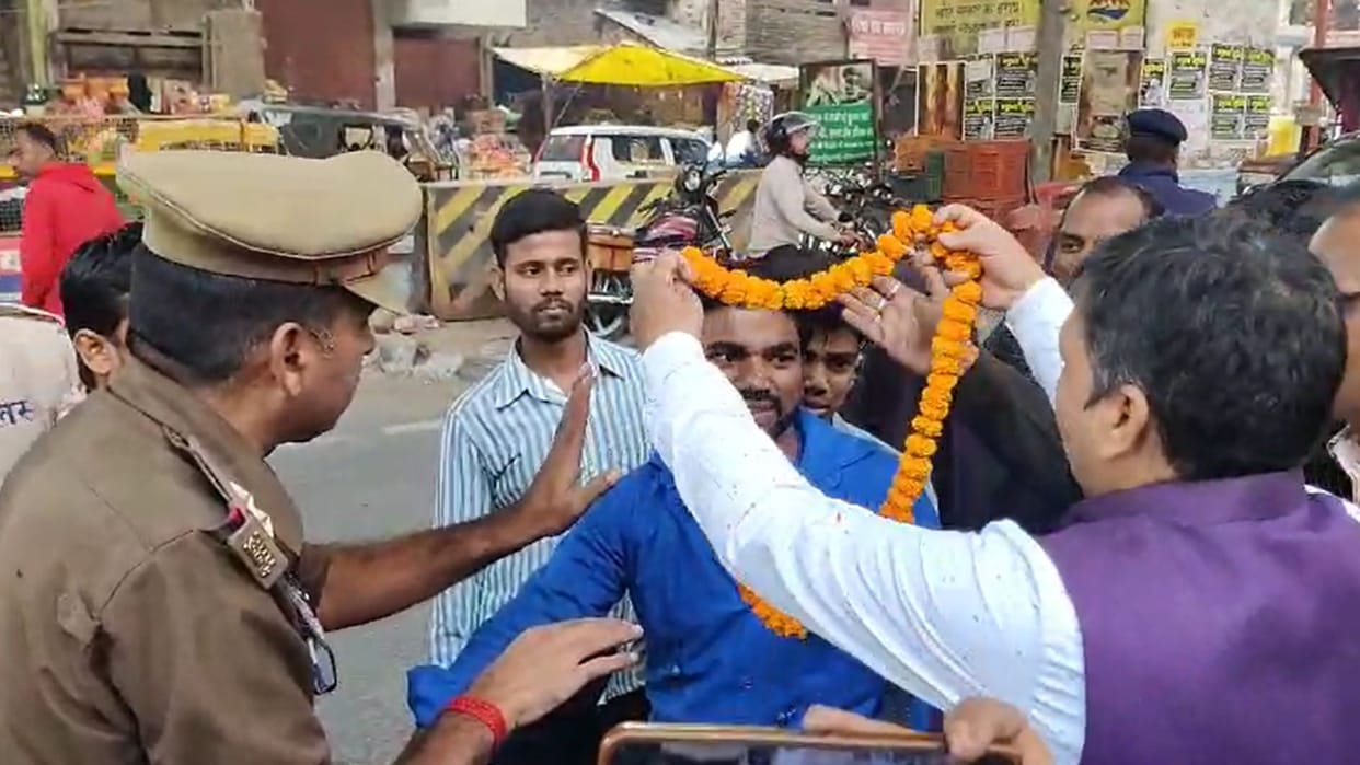 Gandhigiri of police, garlands were put on those who did not wear helmets traffic in-charge appealed to follo