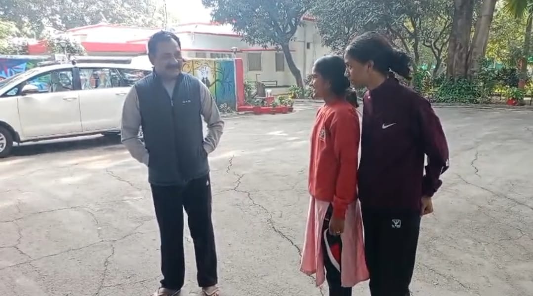 कलेक्टर से मुलाकात करती छात्राएं