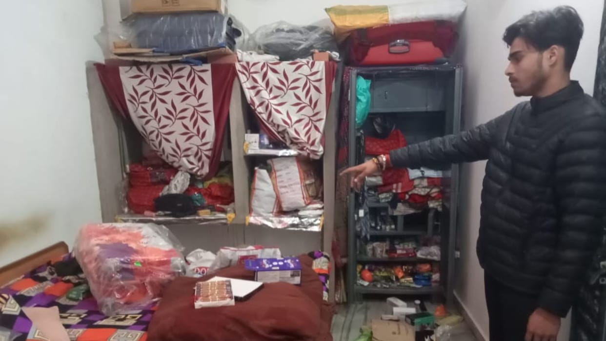 about 25 lakh stolen BSF Jawan house in varanasi Children sleeping house no clue daughter wedding goods