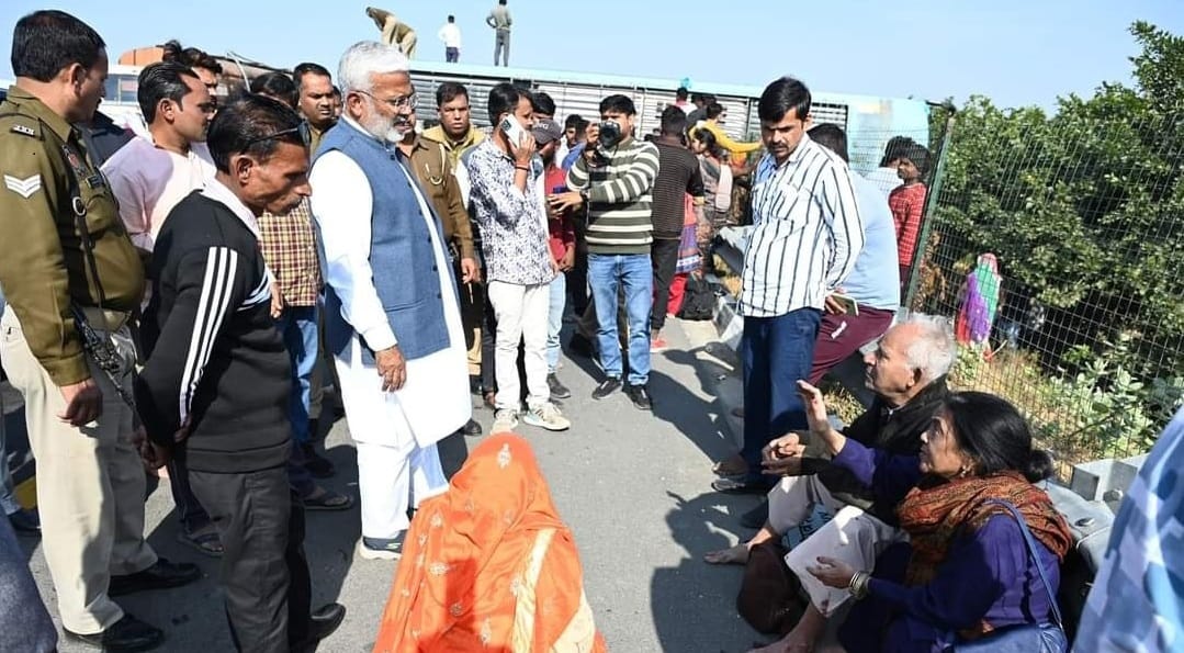 Kannauj Accident Bus drivers hands and legs were cut off passenger said sound of explosion is echoing in ears