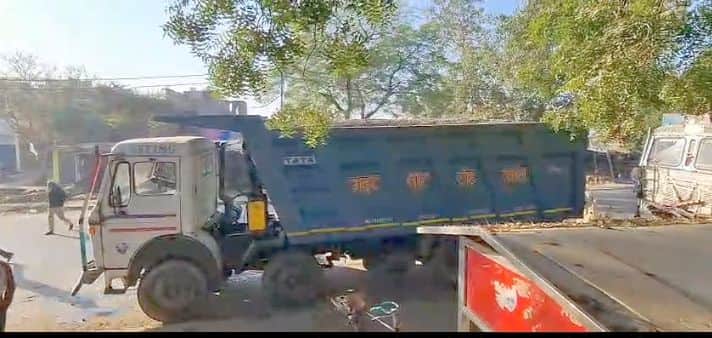 Chitrakoot road accident Overloaded vehicles roam around fearlessly major accidents have happened on highway