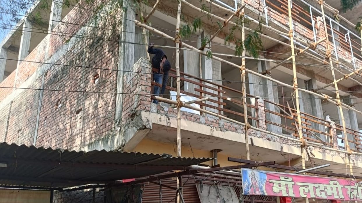Young man died due to electric shock, body remained hanging from the barge for several hours