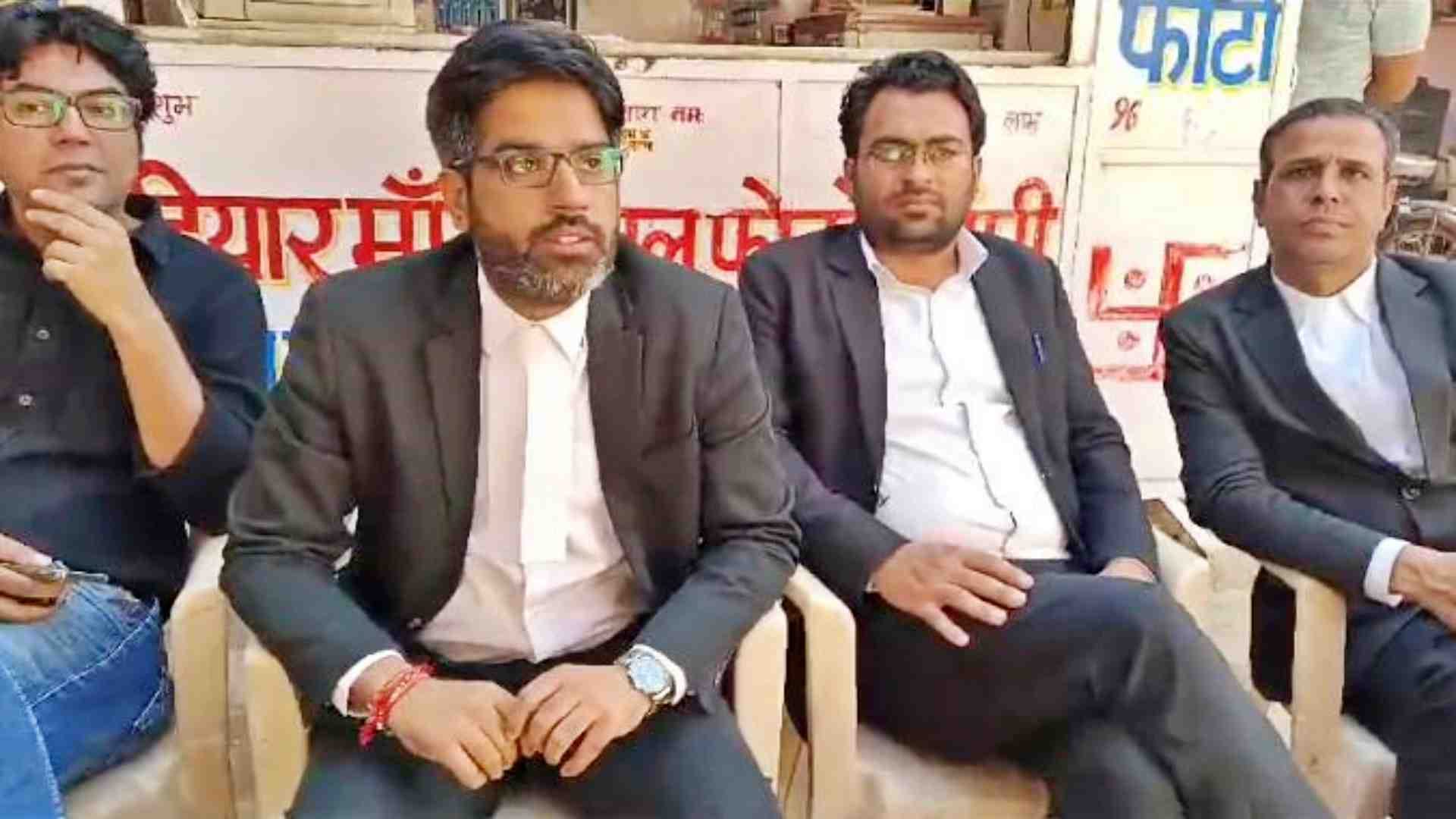 लॉरेंस बिश्नोई केस की जानकारी देते वकील।