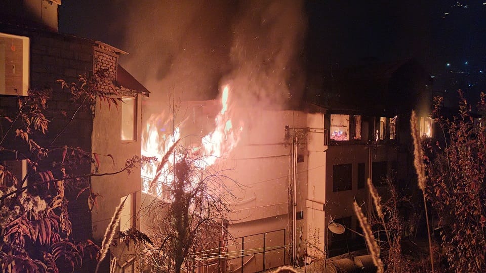 Fire breaks out in a hotel in Rangdi Manali