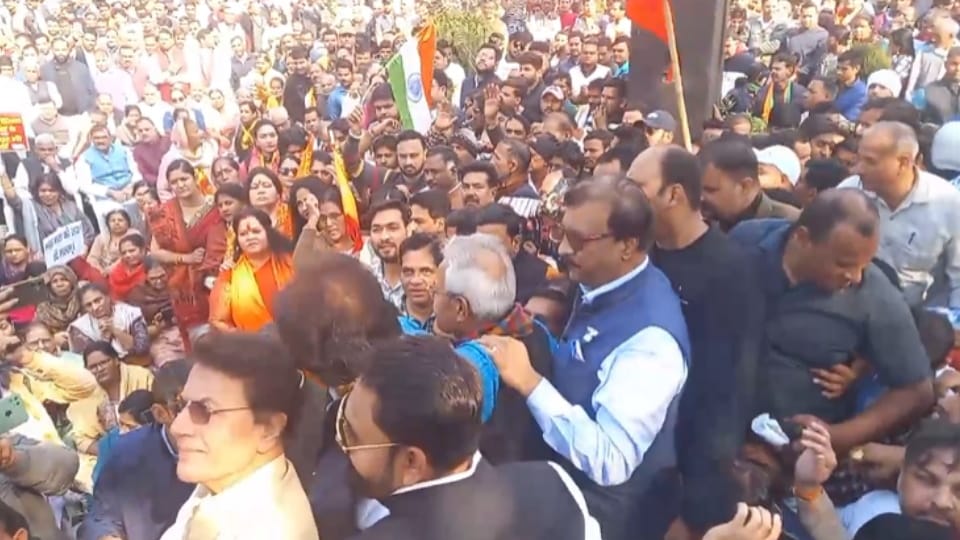 Atrocities on Hindus: Anger of Hindu society erupted in Meerut, fierce protest and sloganeering, effigy of Ban