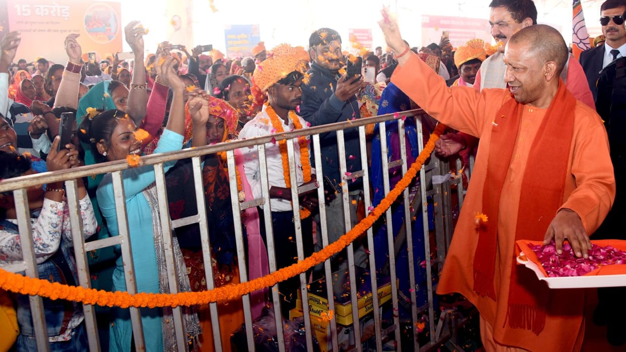 CM Yogi Adityanath blessed 401 couples in mass marriage program in Varanasi
