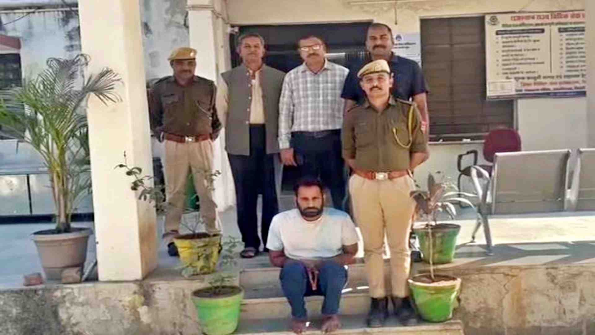 पुलिस की गिरफ्त में आरोपी।