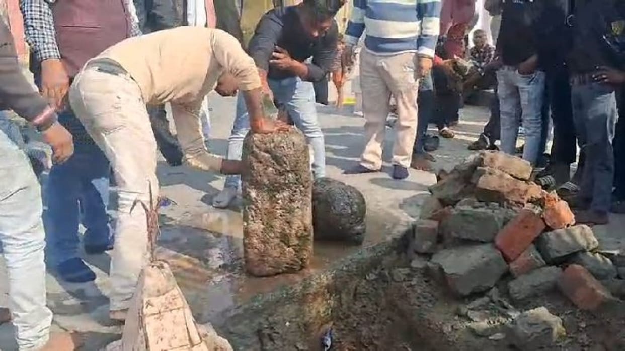 Miscreants buried Shivling and Nandi in the ground Hindu organization created ruckus in Budaun