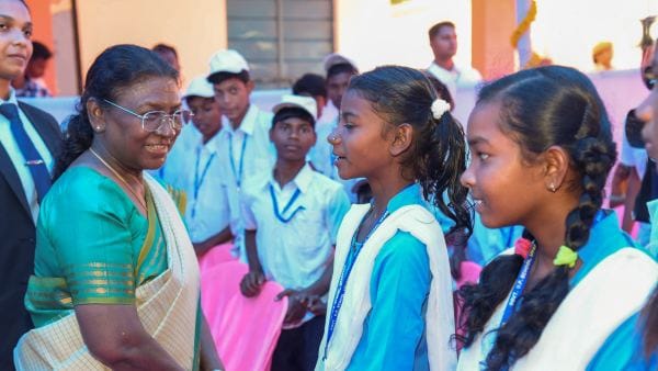 President Droupadi Murmu visits birthplace Uparbeda felicitated her teachers news in hindi
