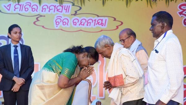 President Droupadi Murmu visits birthplace Uparbeda felicitated her teachers news in hindi