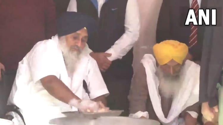 Sukhbir Badal Served At Gurdwara Sri Fatehgarh Sahib – Amar Ujala Hindi News Live