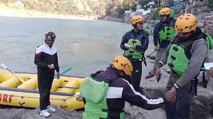 Kerala youth Dead body recovered near Laxman Jhula drowned at Neem Beach Rishikesh Uttarakhand News in hindi