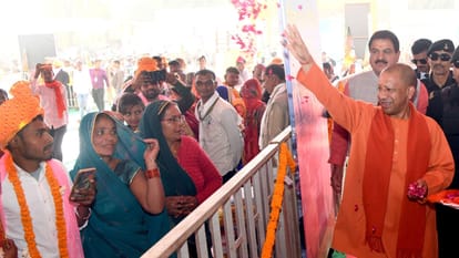CM Yogi Adityanath blessed 401 couples in mass marriage program in Varanasi
