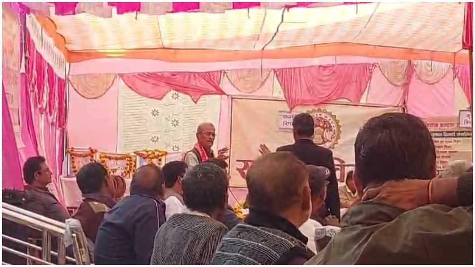 एक दूसरे से नोक-झोंक करते विधायक और एसडीएम।