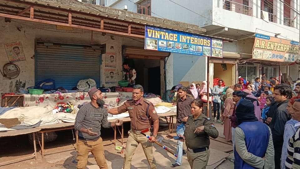 Challans issued to traders while removing encroachment from Shani Bazar haldwani