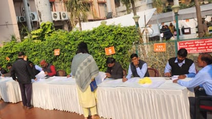 आईएमए बिल्डिंग में चल रहा चुनाव।