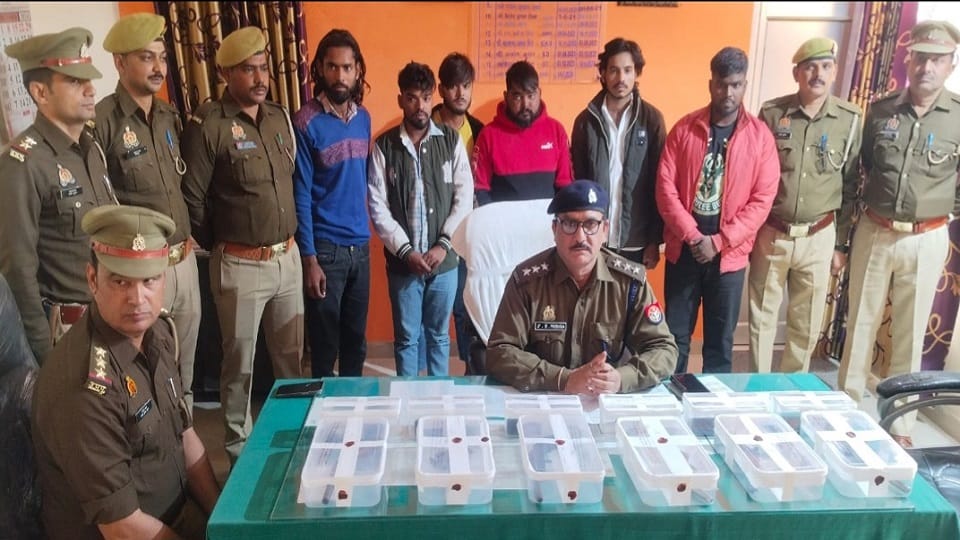 Police caught six accused selling arms