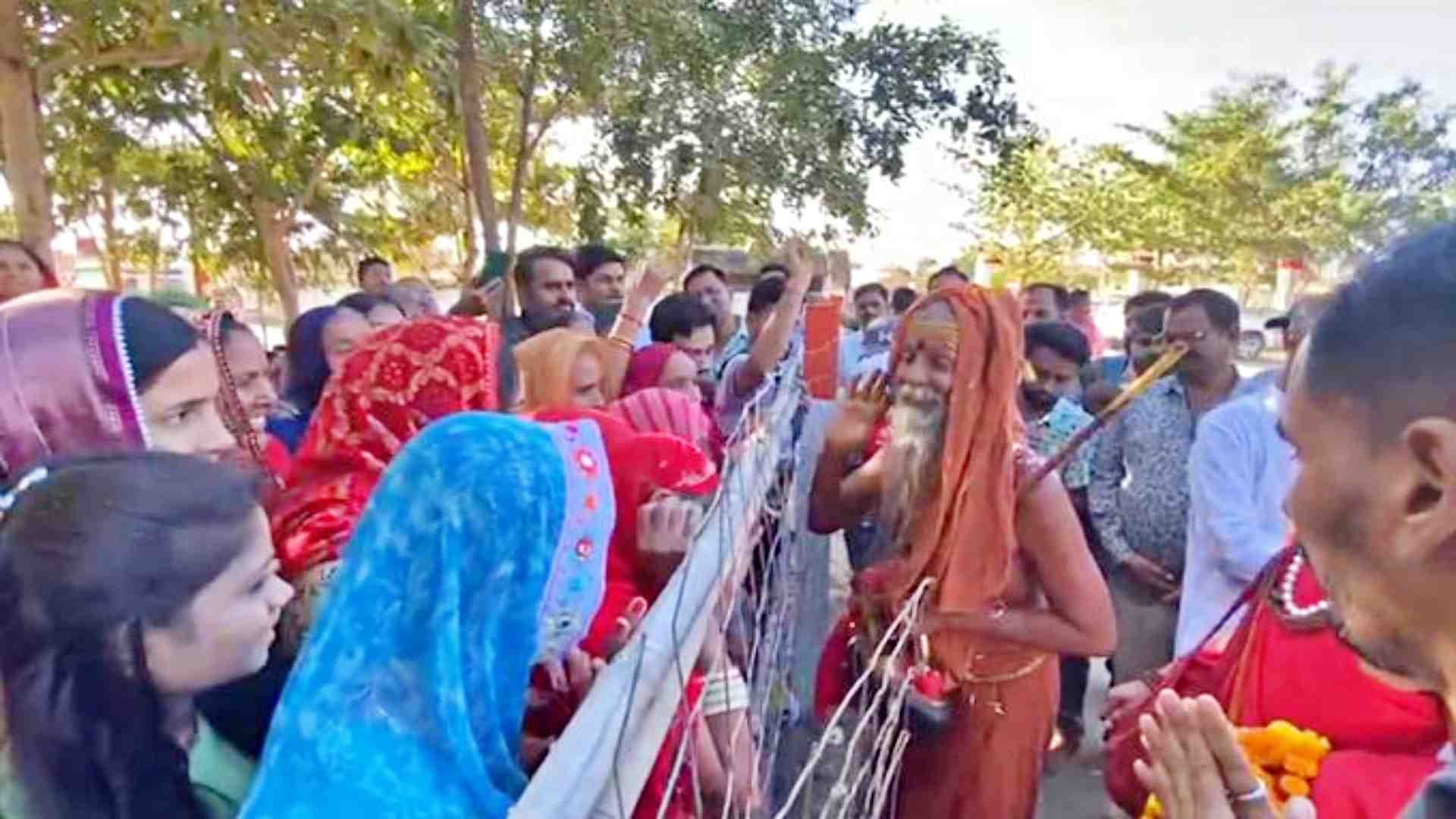 अवधेश चैतन्य महाराज के दर्शन करने पहुंचे भक्त।