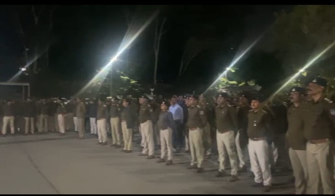 Bhopal: More than 1 thousand policemen came out on the streets together in Bhopal, caught 927 miscreants in 6