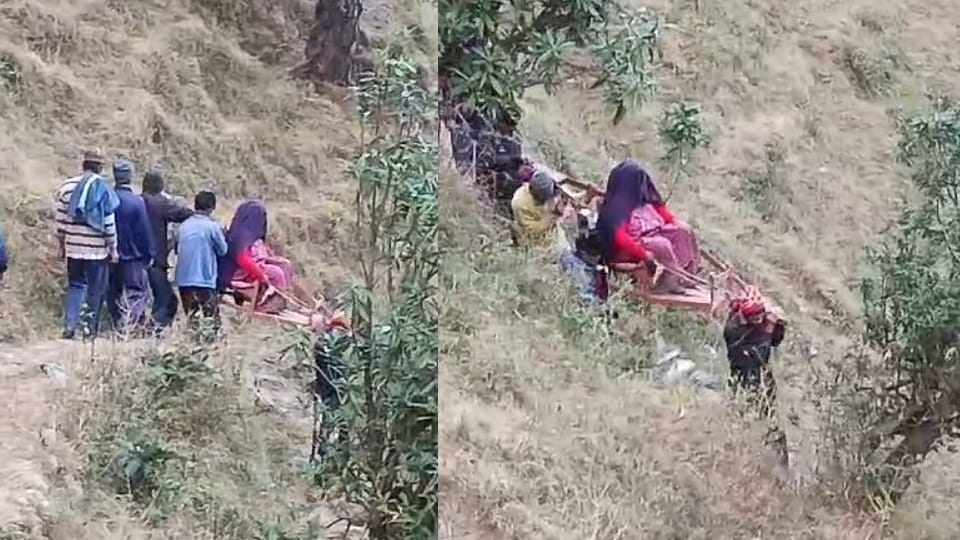 Bageshwar News  Villagers brought sick woman from Beethi village in a palanquinfor five kms