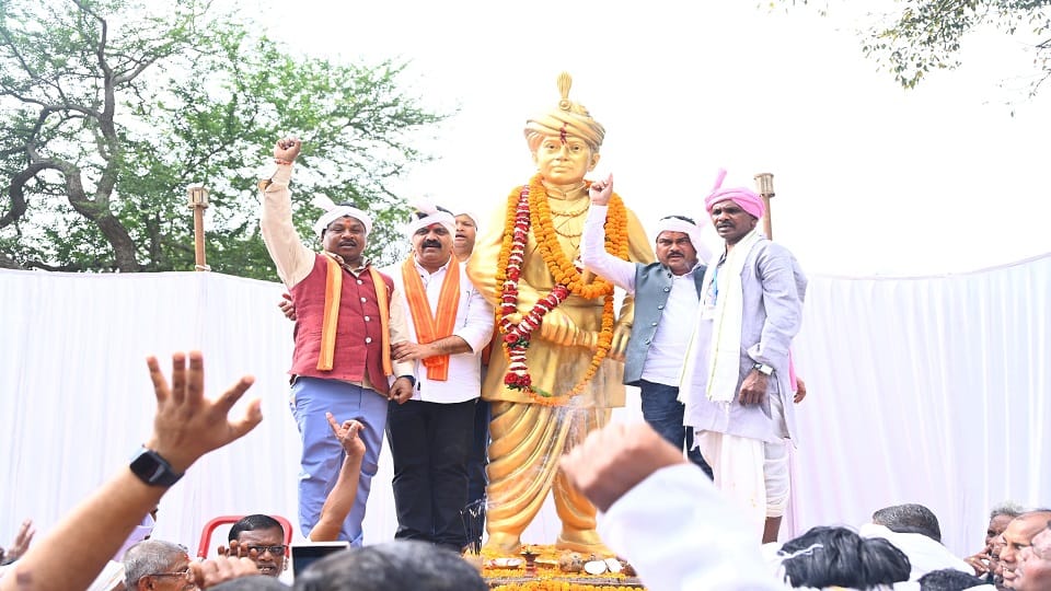 Deputy CM unveiled the statue of martyr Gend Singh in Baraji performed Bhoomi Pujan for development works in J