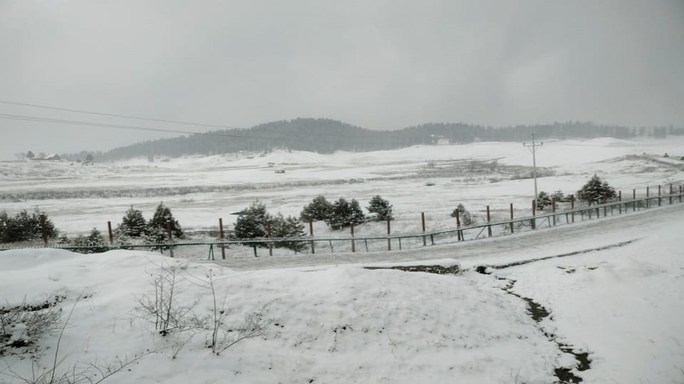 Snowfall in Jammu and Kashmir Vehicles skidded on the roads many routes including Mughal Road closed