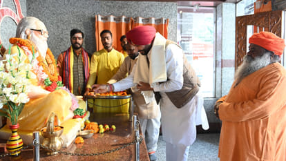 Union Minister of State for Railways Ravneet Singh visited Guru Gorakhnath of Gorakhpur.
