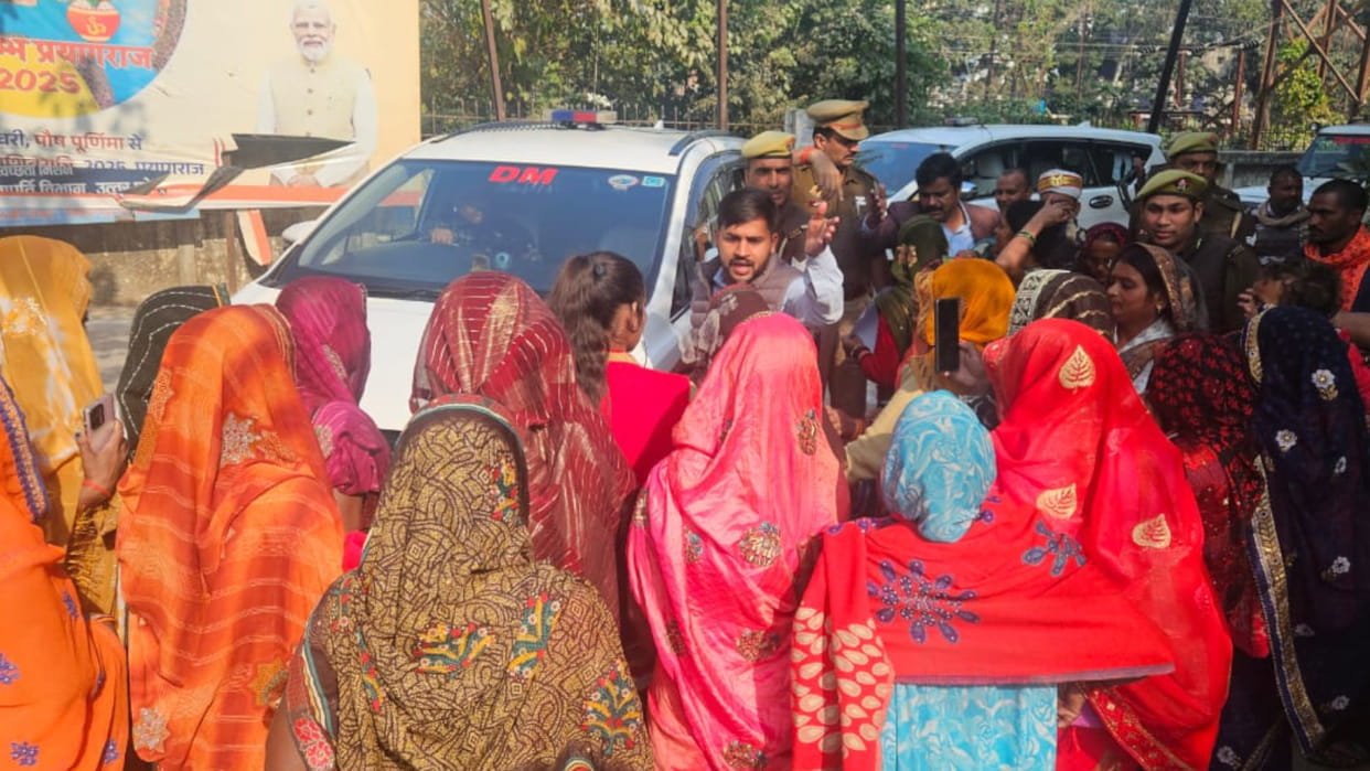 In Gorakhpur, Alleging irregularities in consolidation, women stopped DM's car