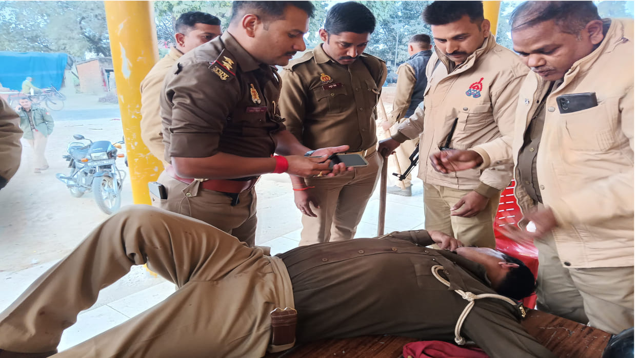 In Gorakhpur, Fighting and stabbing over dispute over playing cricket, scuffle with police too