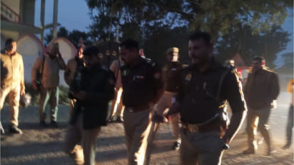 In Gorakhpur, Fighting and stabbing over dispute over playing cricket, scuffle with police too